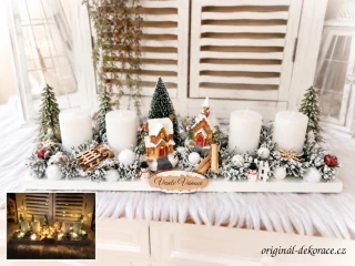 Adventní svícen - na bílém dřevěném základě - s keramickými domečky - bílé svíčky - led světýlka