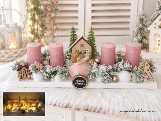 Adventní svícen - na bílém dřevěném základě - s růžovou andělkou, dřevěnými domečky - růžové svíčky
