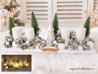 Adventní svícen - na bílém dřevěném základě - s bílým dřevěným svítícím kostelíčkem - bílé svíčky - led světýlka