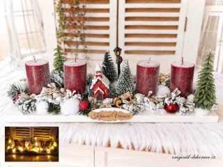 Adventní (vánoční) svícen - na bílém dřevěném základě - se svítícím kostelíčkem a svítící lampou - vínové svíčky - led světýlka